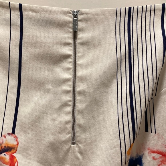 Karen Millen White Floral Pencil Skirt, size 10 gorgeous fabric and lined - Picture 4 of 10